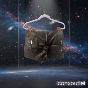 Med Faux Leather Shorts with Zipper Detail in Black